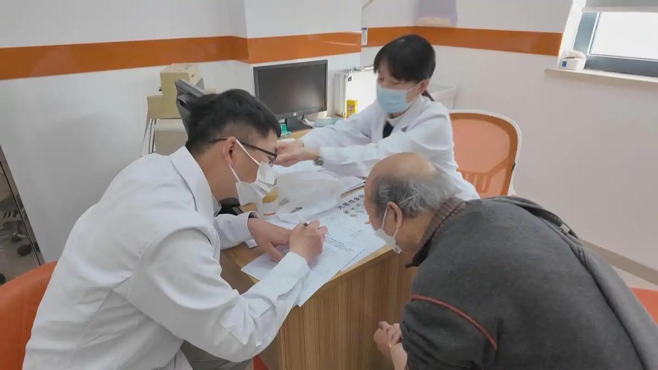 72岁大爷坚持一天2顿饭，半年后去医院体检，他的身体状况怎么样 72岁的张大