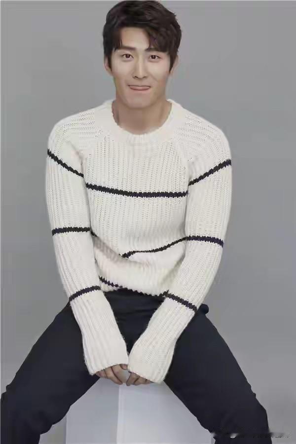 我妹妹见过窦骁。她在商场里亲眼见过一面，回来后直言：“跟电视上简直判若两人！”