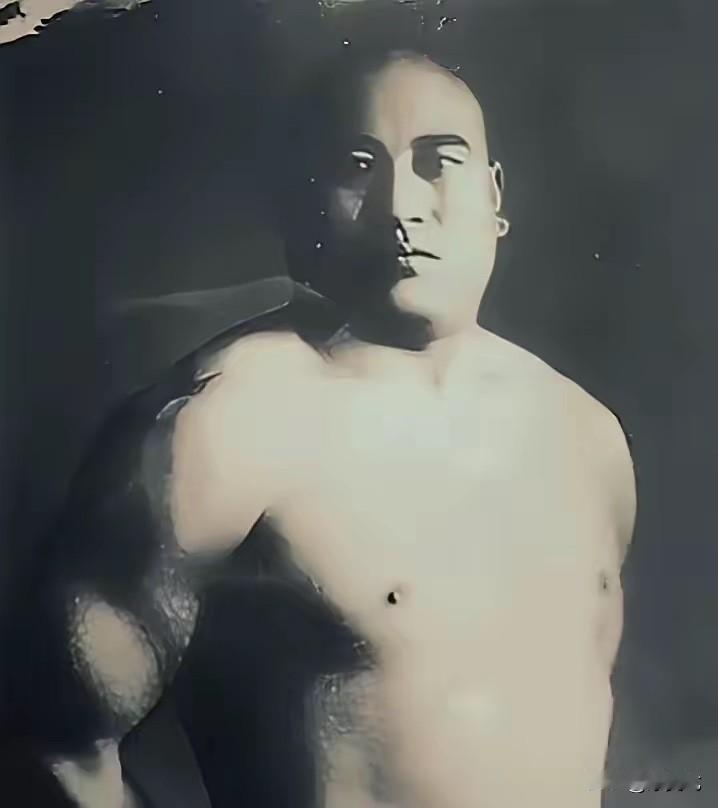 清末的武术大师都是人精，比如外号“杨无敌”的杨露禅，自己身强体壮，天天蹲下抓石碾