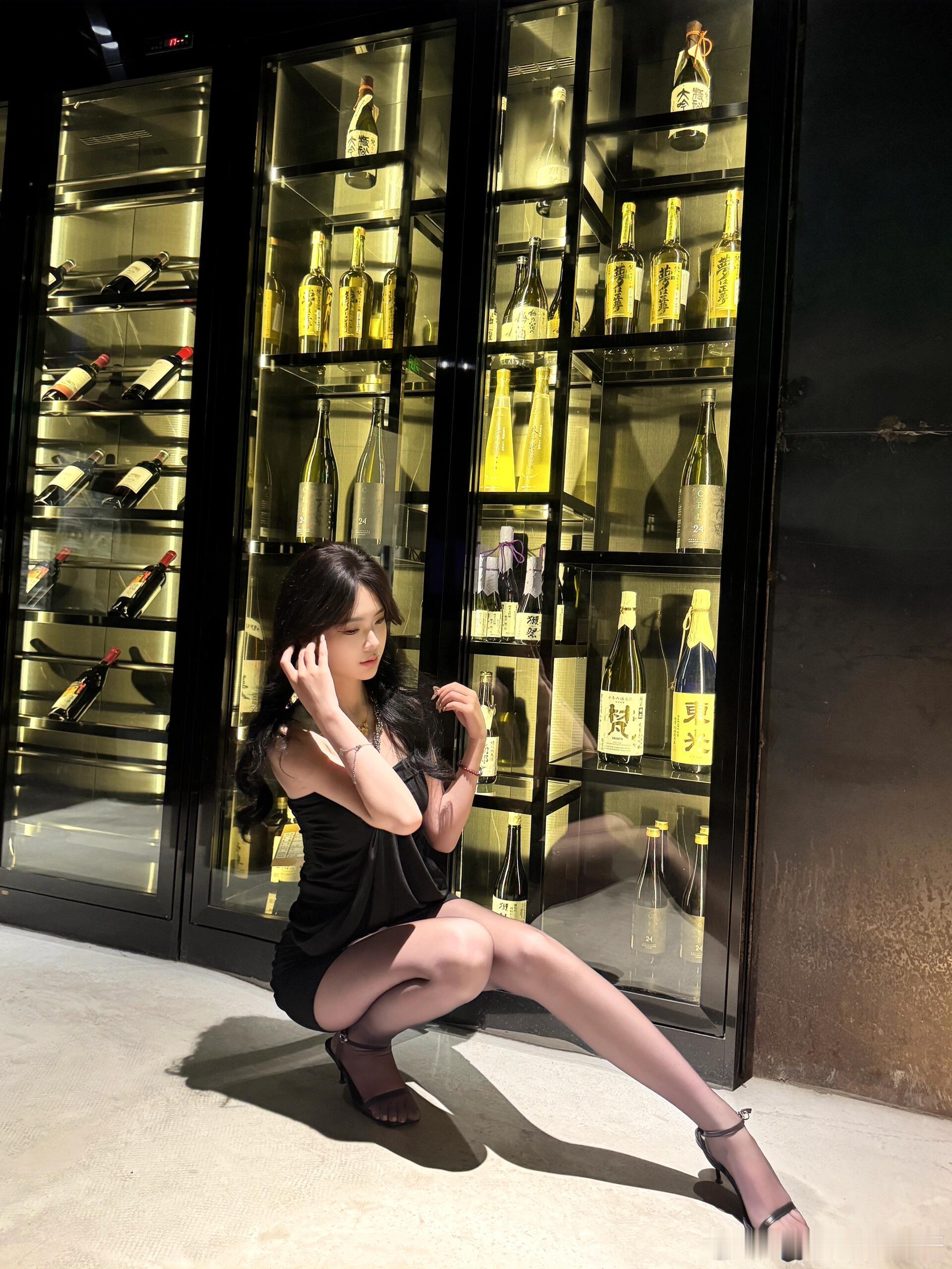 丝袜搭配一字带凉高，是不是很流行呀～​​​