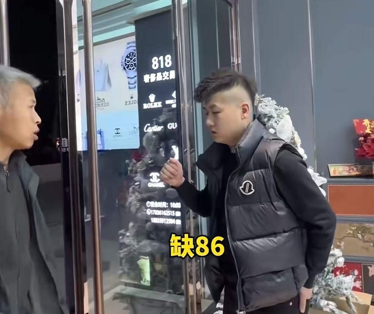 看哭！40岁白发男子给妻子买药差86块钱，拿金项链抵押，可是遭到多家店主拒绝。就