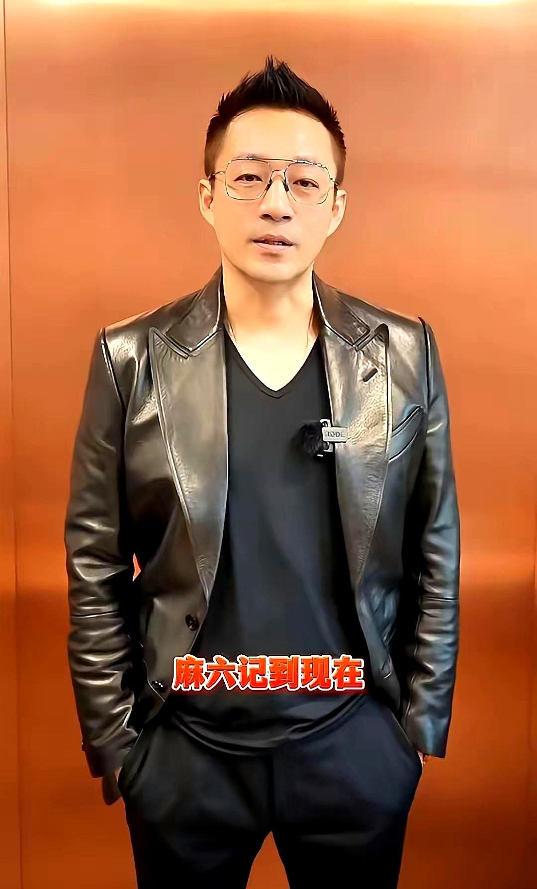 凌晨三点，直播间灯光刺眼，65岁的张兰声音沙哑到听不清词。她反复举起那包酸辣粉