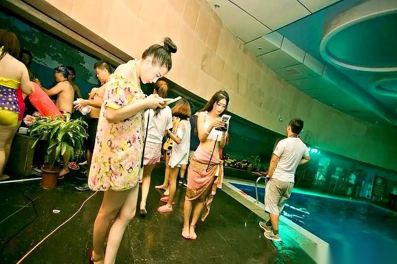 一场泳池派对，直接把一个4000万粉丝的网红给“送走”了。我跟你讲，这事儿最有