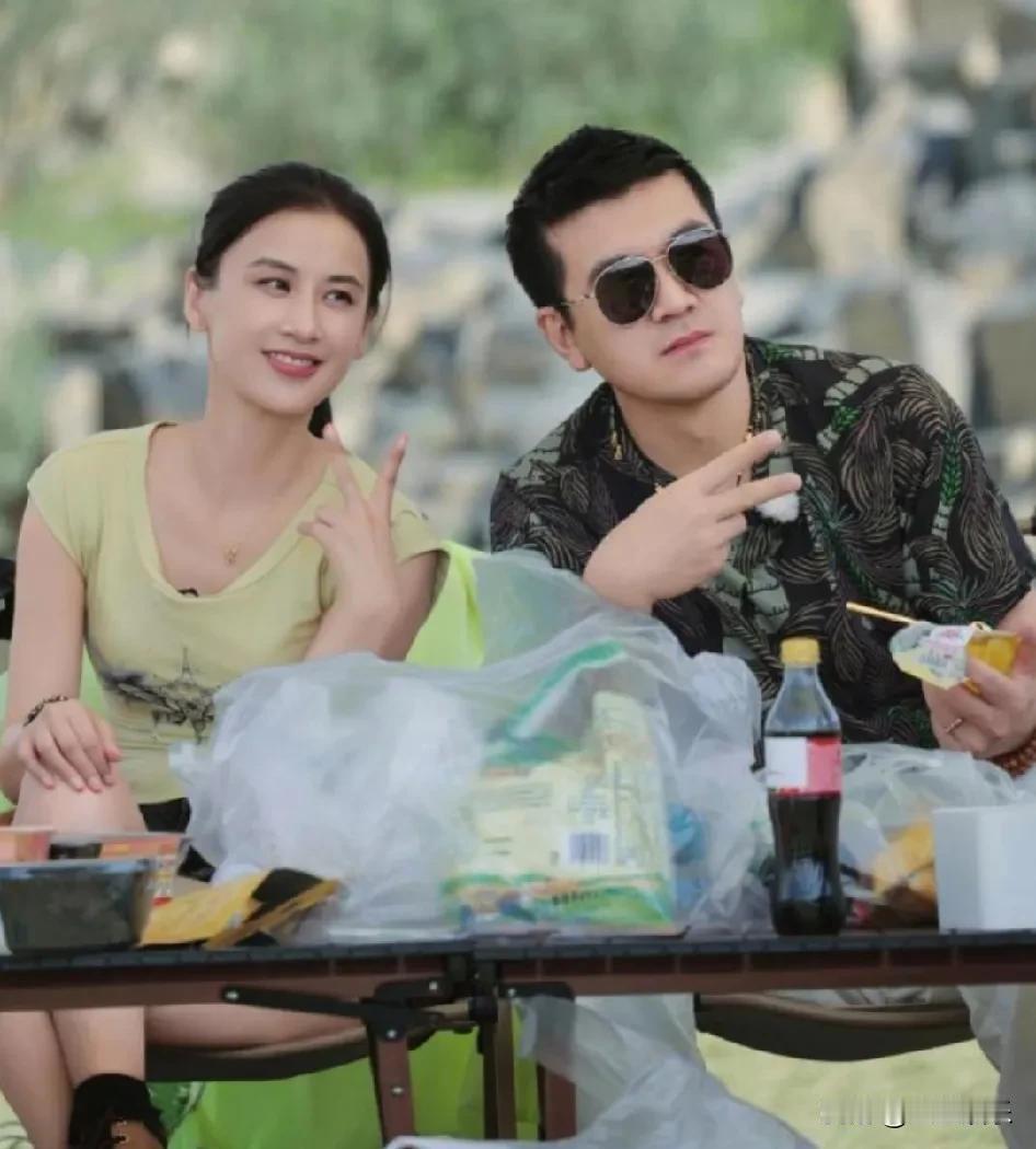 黄圣依比杨子聪明多了！虽然杨子在外挣钱，可是花的人却是黄圣依啊。当多年婚姻出现