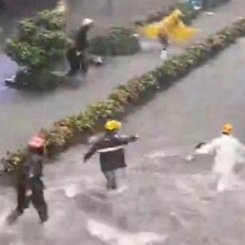 5月15日中午，广州的暴雨下得天昏地暗，积水很快就没过了小腿，水流急得能把自行车