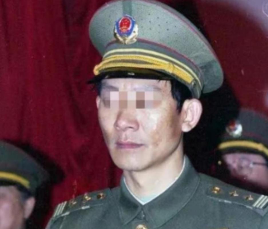 1992年，一名缉毒警察受邀参加颁奖仪式，由于主办方的失误，不小心切成了直播，导