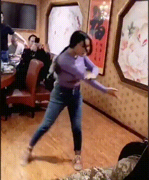 为了给领导助兴，讨领导的欢心，美女也是拼了