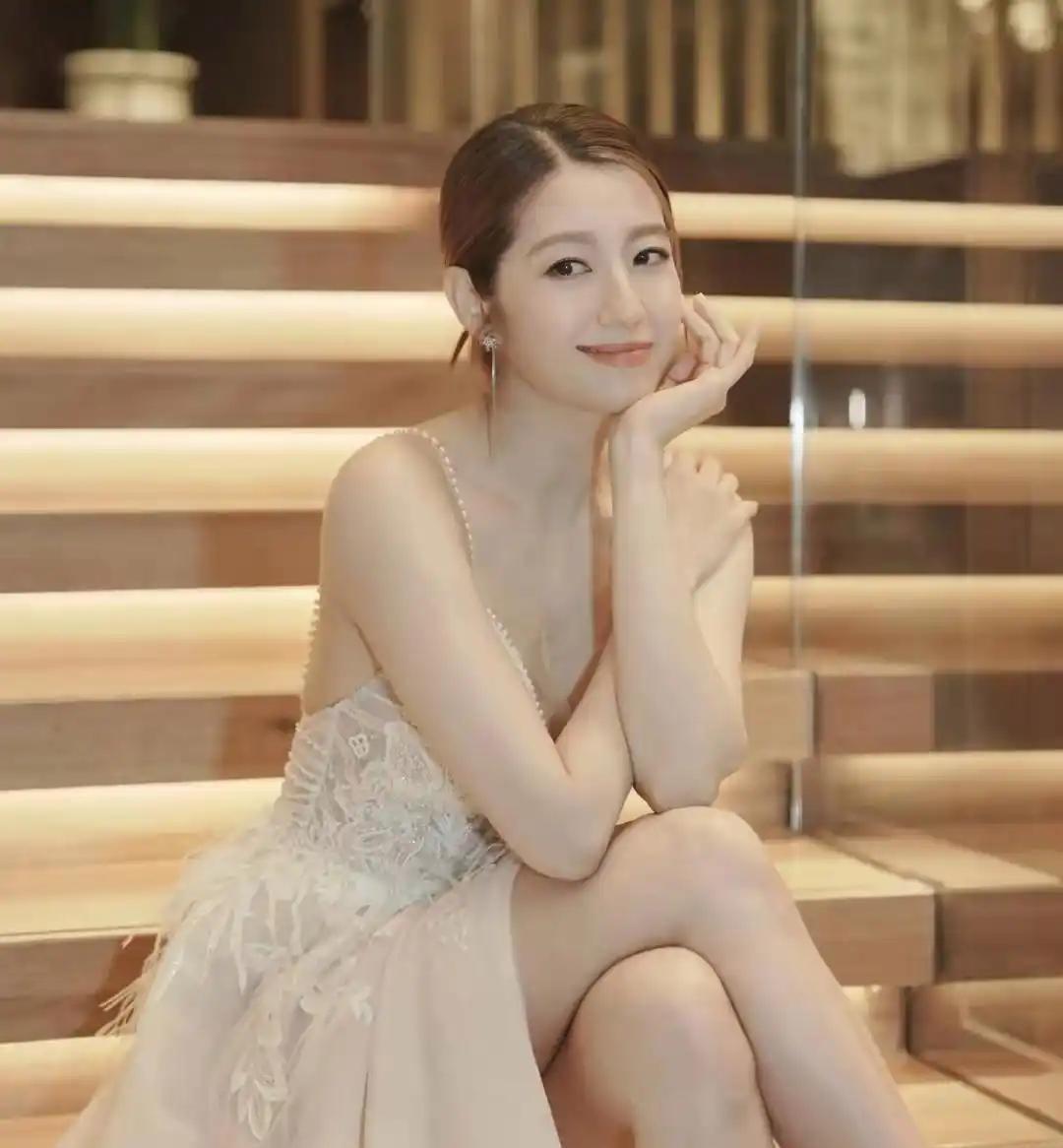 陈自瑶这身深V纱裙太惊艳，优雅性感全拿捏，美得让人心动！