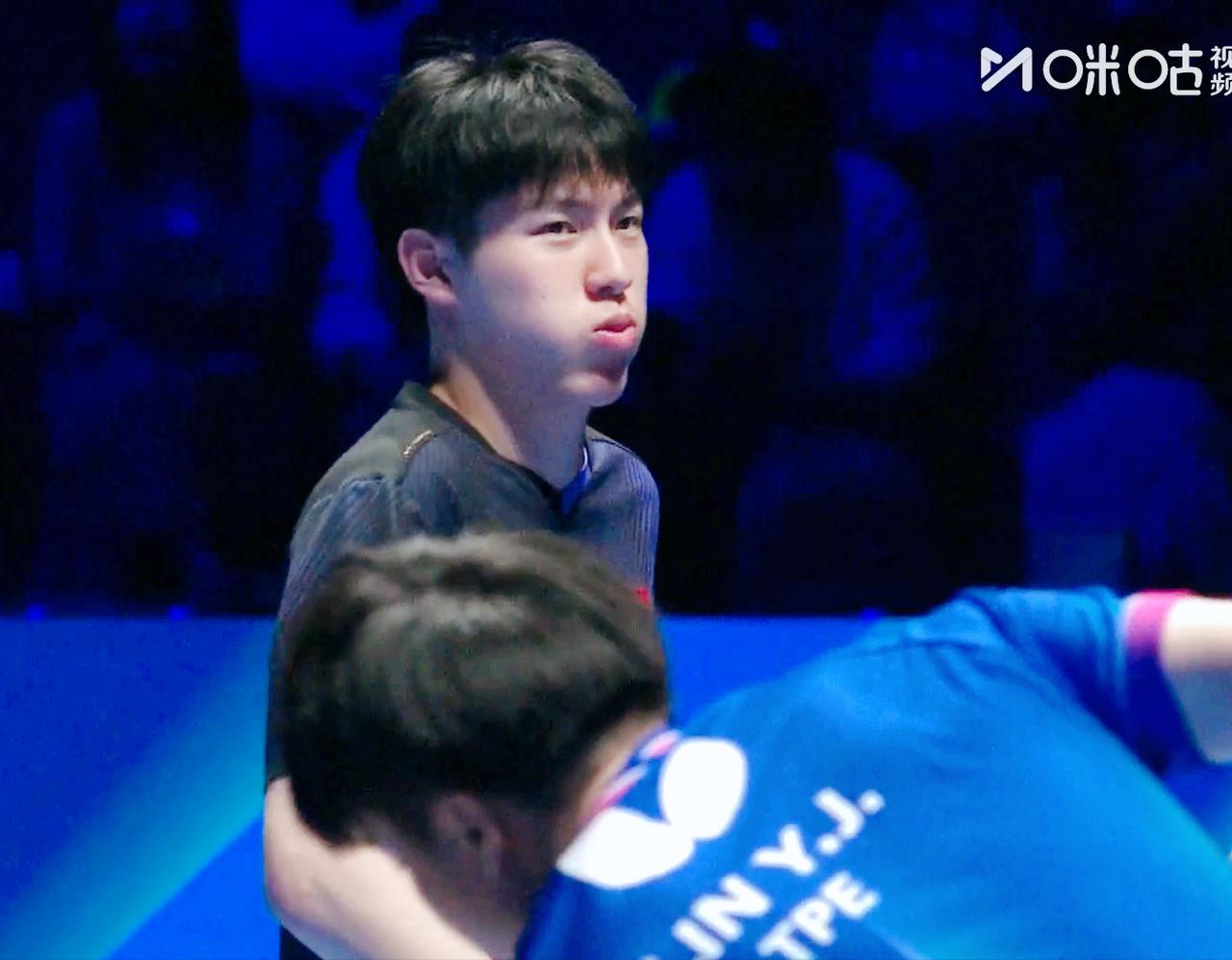 我去！林昀儒内心得有多慌，连续发了6个擦网球。前两局林昀儒2:0领先，第