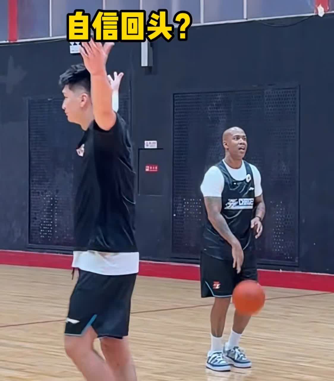 马布里与孙悦比赛三分球投篮结果输了，却连累妻子来陪做俯卧撑，袁弘等好友见证比赛过