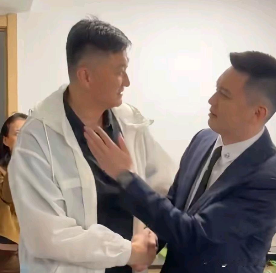 CBA揭幕战，杜峰作为解说嘉宾一针见血直击男篮现状。上海男篮大胜深圳男篮