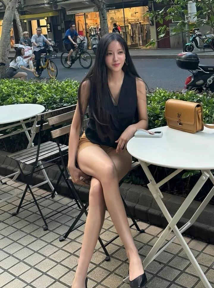 今日街拍，身材这么哇塞的姐姐很少吧？