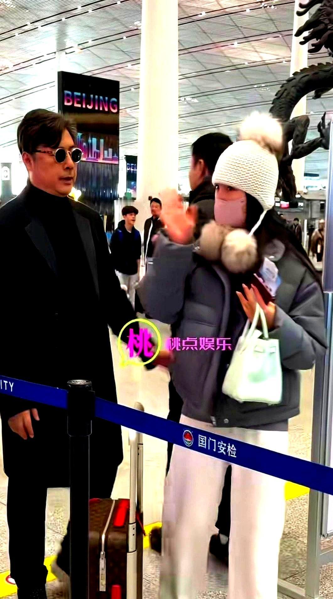 机场里，王诗龄自己拖箱子，王岳伦排队买咖啡，父女俩身边一个助理都没有。以前