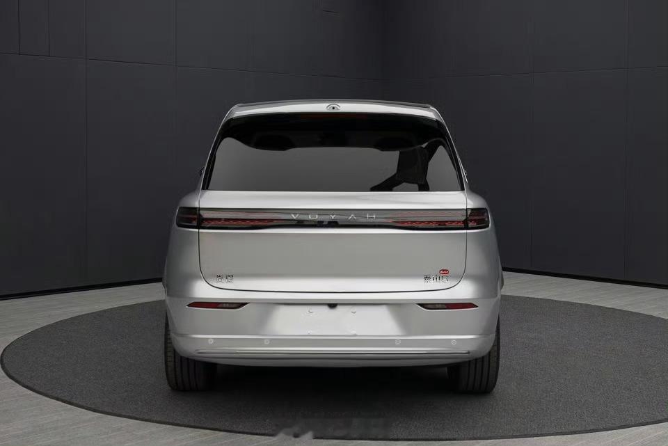 岚图泰山上了没多久，泰山8就来了，尺寸上比泰山小一丢丢。长宽高分别为5200