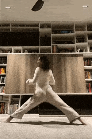 果然练舞蹈的女孩子，身体的柔软度，是很无敌的存在。