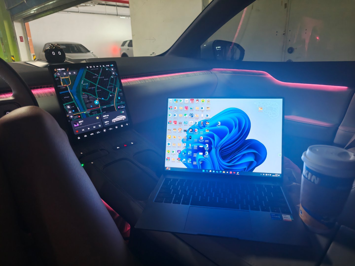 知道小桌板的必要性了吧，我感觉冰箱电视可以没有，但是桌板确实得有[捂脸哭]​​​