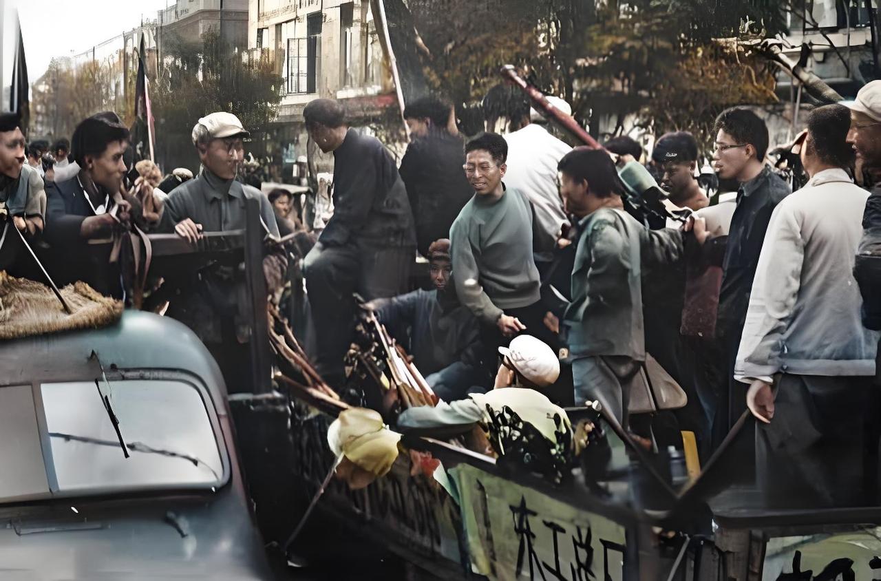 这是一张老照片，拍的是“文革”期间造反派武装的场景！你看那改装过的车辆上挤满了人