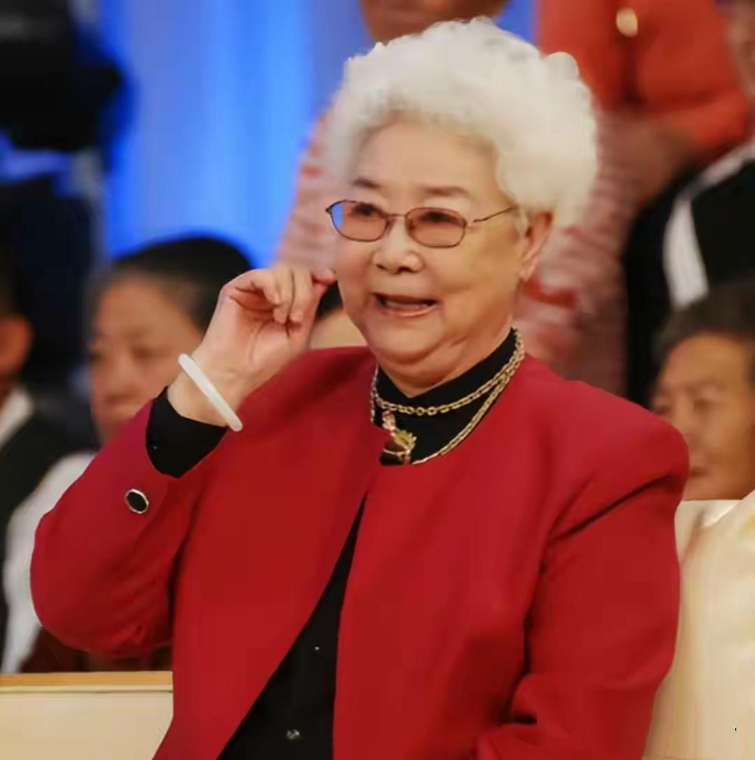 郭兰英的离世，让新中国文艺史上的“人民艺术家”四大巨匠仅存一抹孤影。98岁的田华