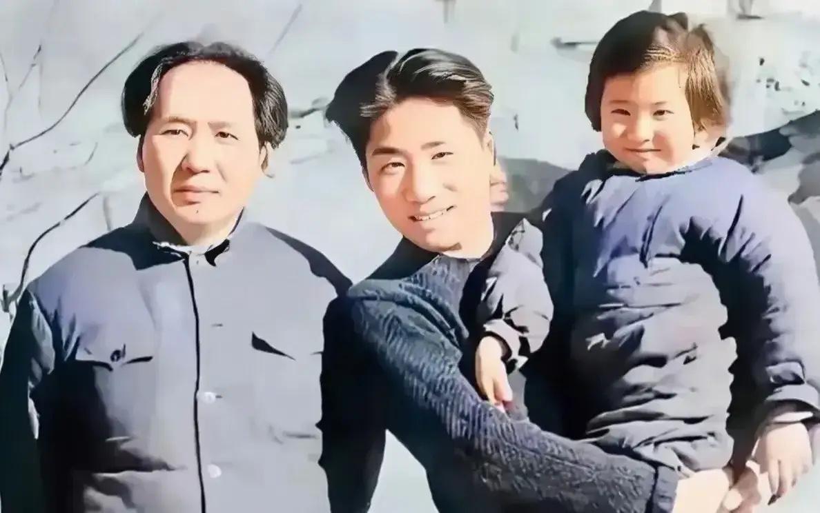 这是毛主席和一双儿女的真实合影，都看看吧，毛岸英抱着李讷，画面温馨感人！从照