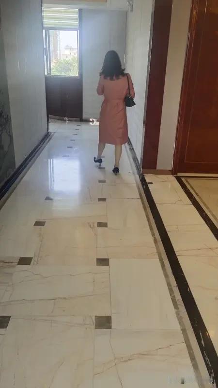 家里卖房有钱，要不要借钱给小姑子还房贷？婆婆打来电话，声音里满是焦虑：“小妹