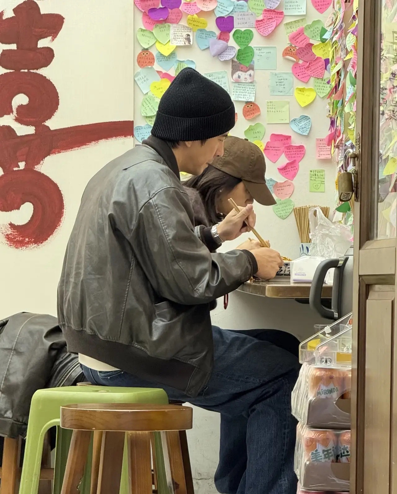 贾静雯和修杰楷在成都吃面，最近贾静雯好像在成都拍戏，夫妻俩感情真的蛮好！她俩相差