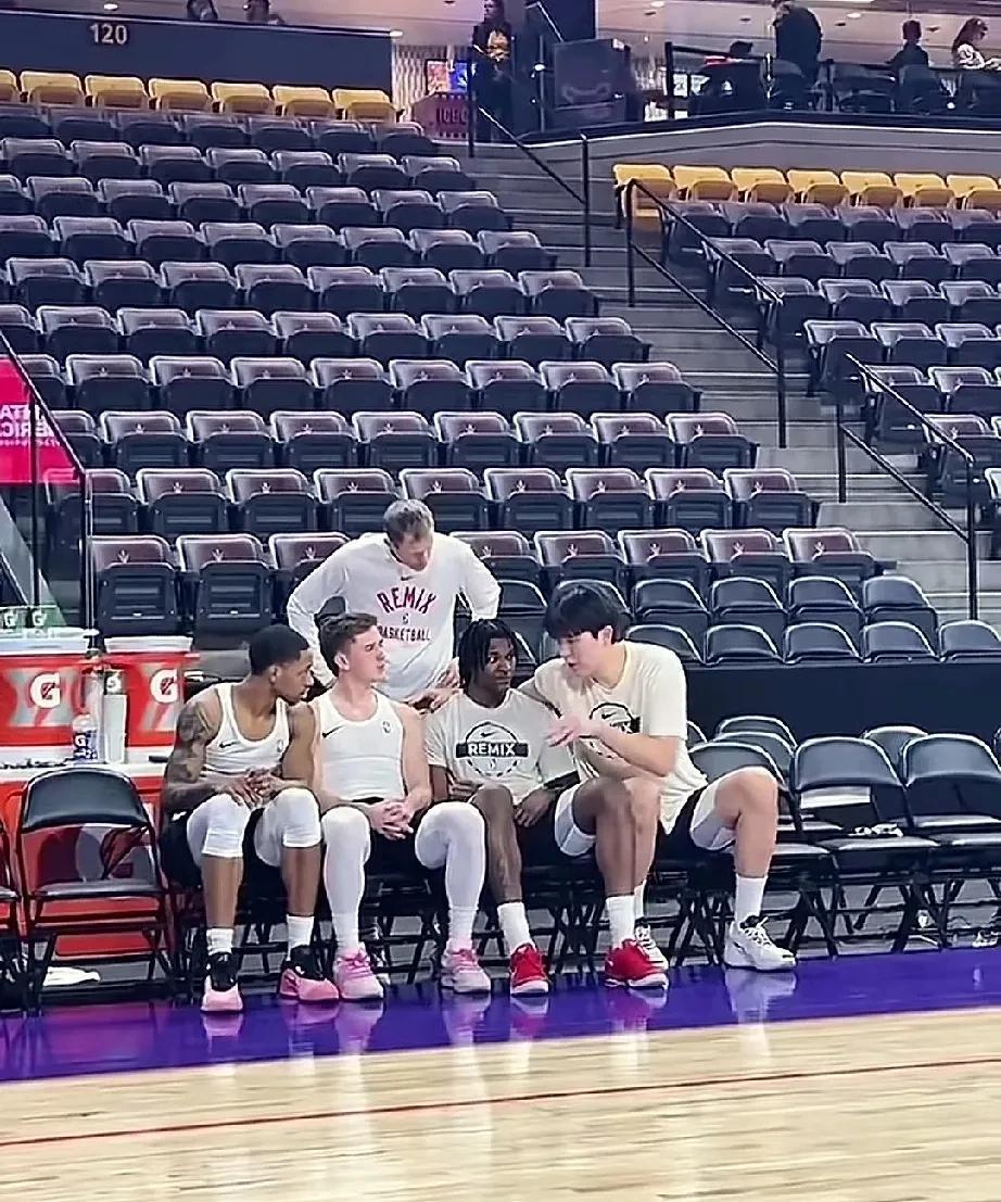 杨瀚森这英语进步很快，而且融入新的集体也快！近日，杨瀚森下放至发展联盟也在发展