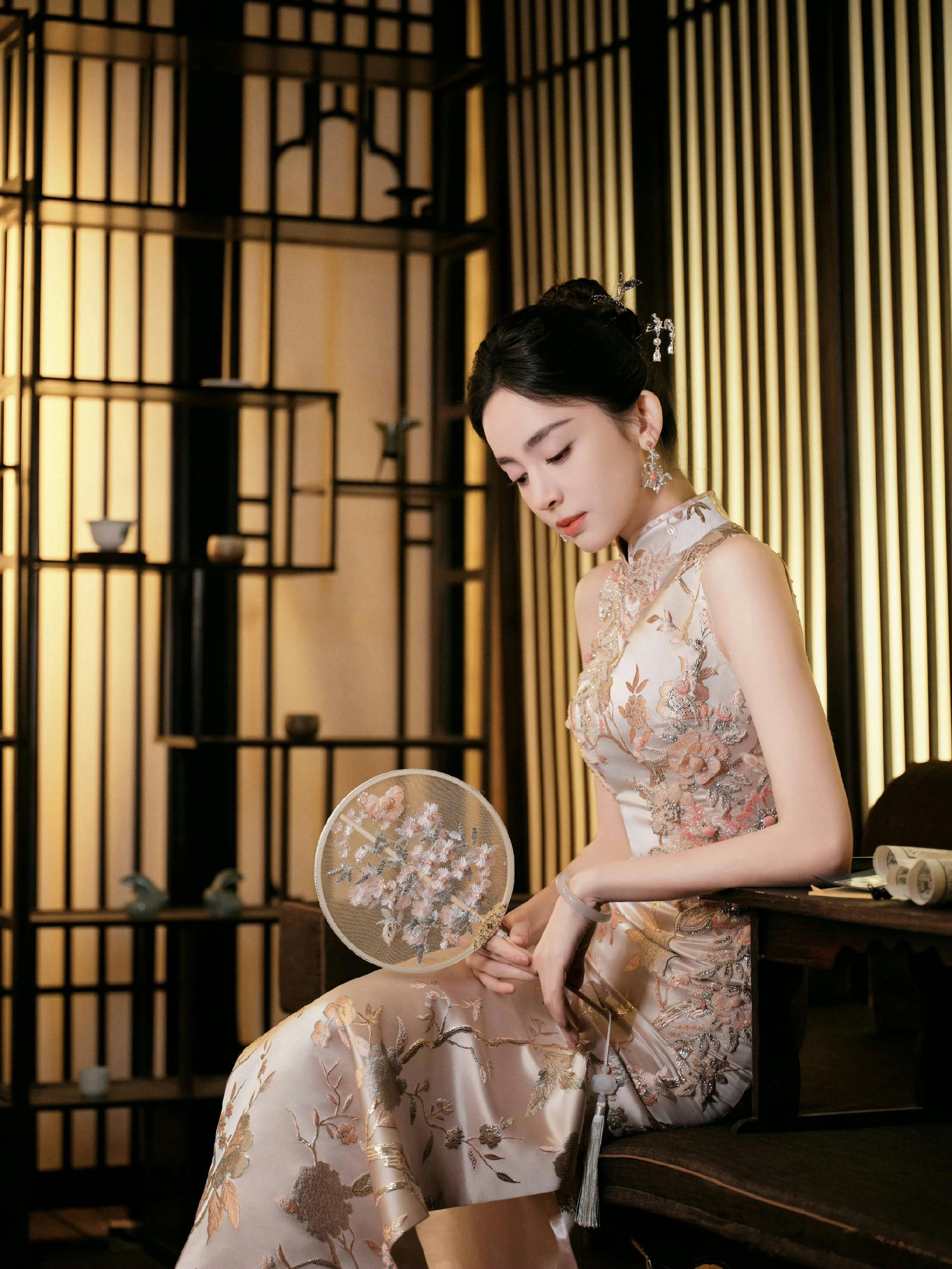 娜扎大年初三宜发vlog颜值与可爱并存！娜扎vlog里的小表情太灵动，高冷美女