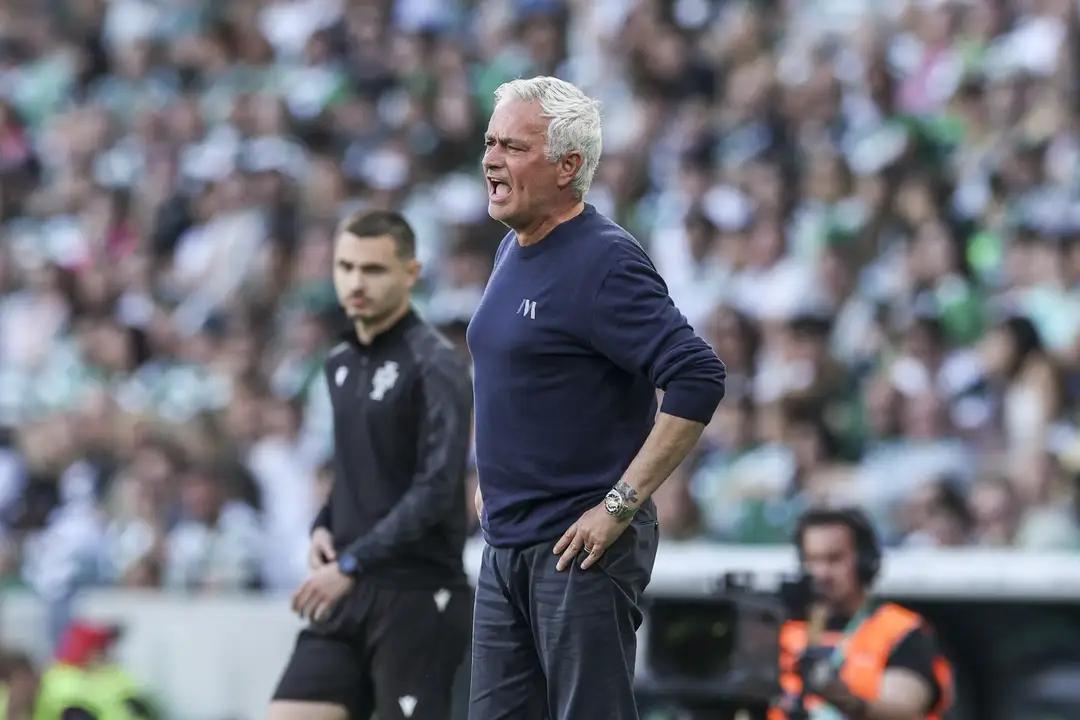 【穆里尼奥不想离开本菲卡，希望在这里夺冠】现在确实不想离开本菲卡，公开表态就是要