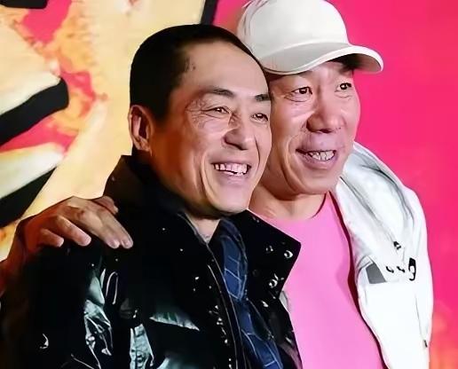 1997年，张艺谋父亲临终前，躺在在病床上告诫儿子：“你一定要小心一个人，你根