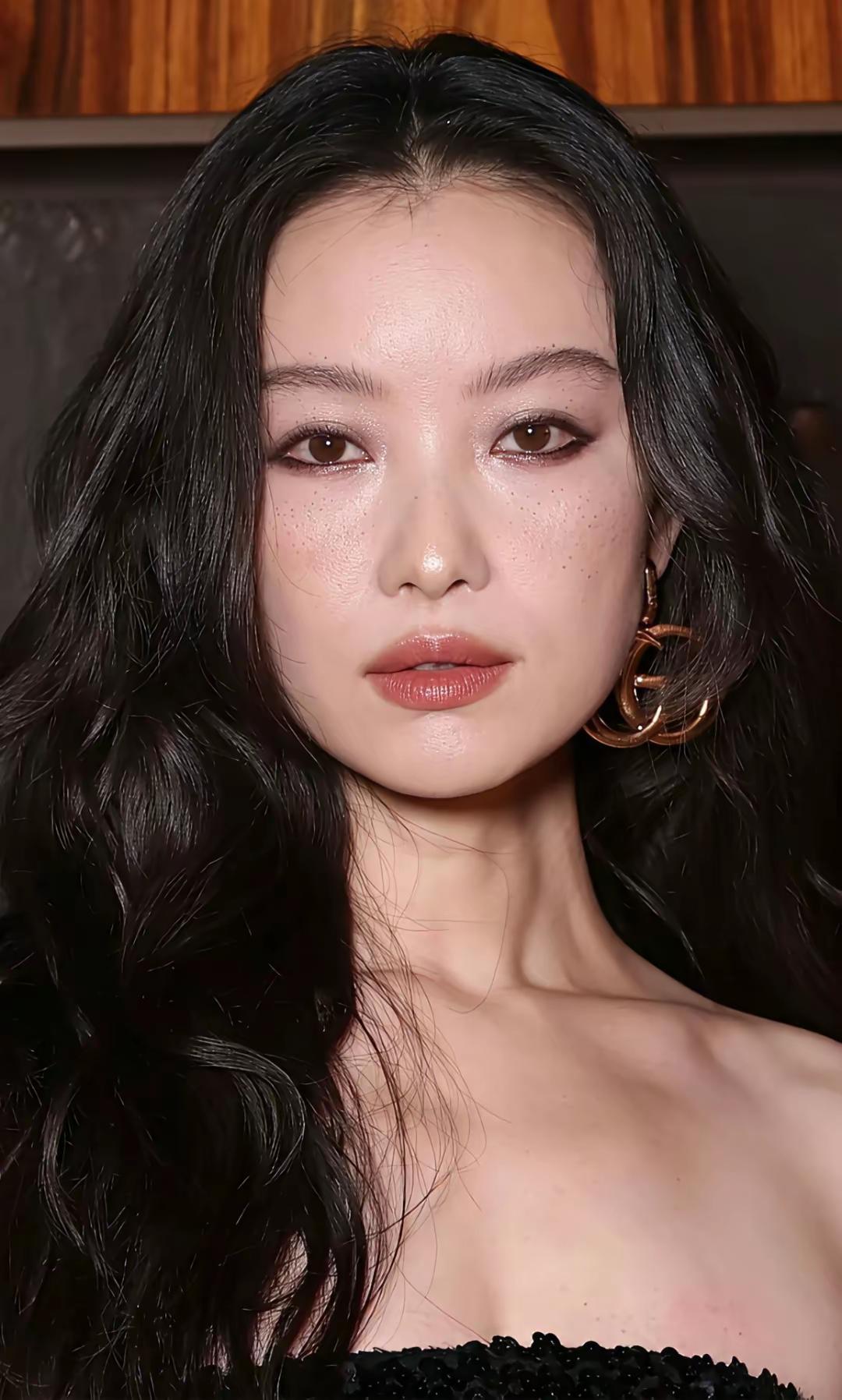 怎么感觉她一下子就老了许多，还一副郁郁寡欢的模样。倪妮这张脸看着有些怪异，虽说