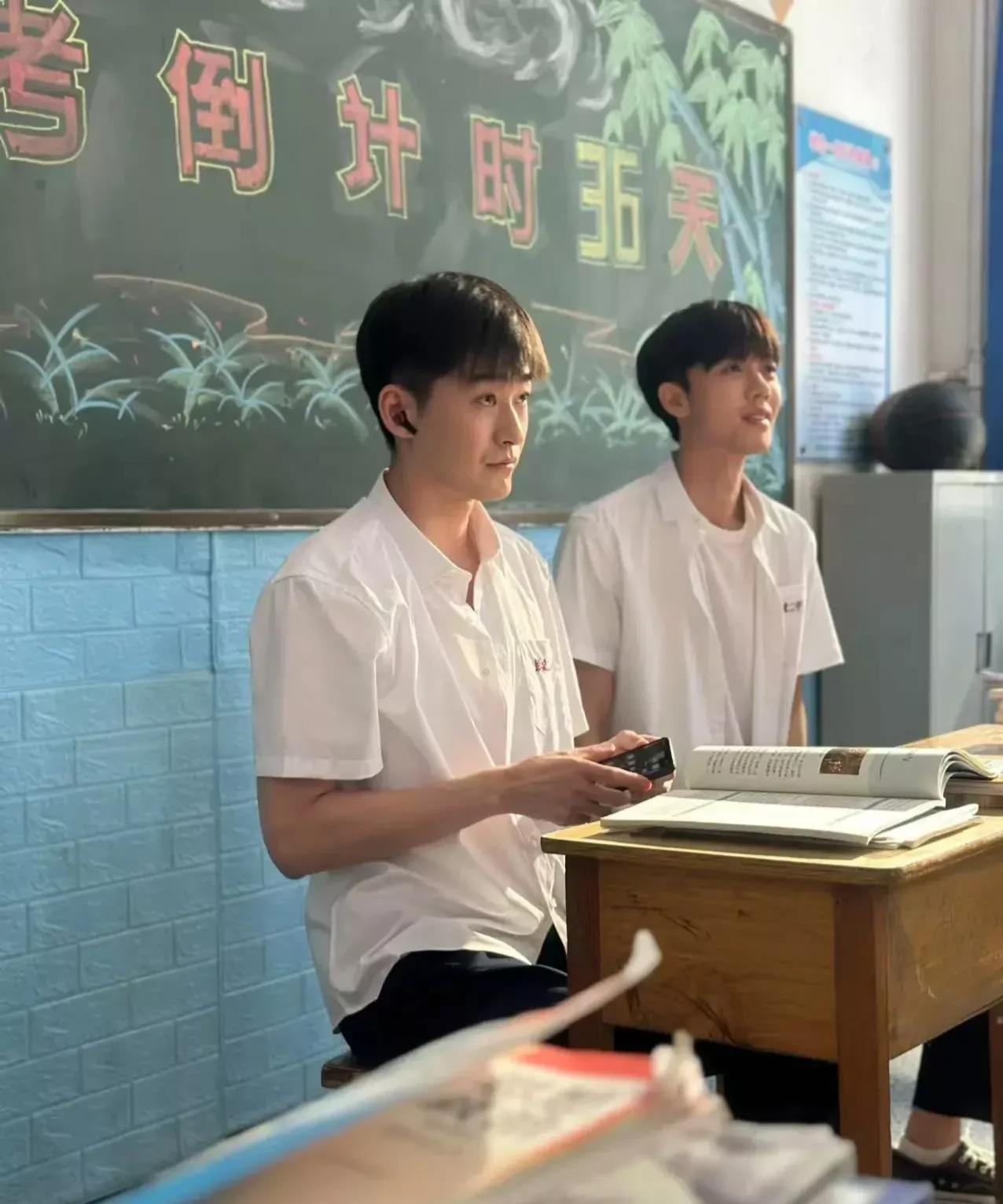 41岁的张翰还演高中`……他的《一起来看流星雨》是演大学生吧！算算已经16了