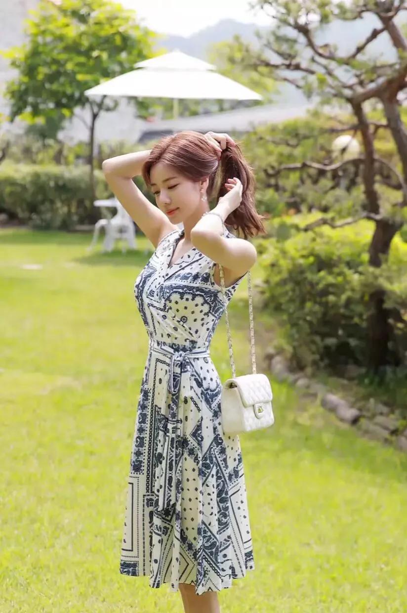 今年夏天把衣柜里的T恤短裤全清了，入了7条不同版型的连衣裙，出门省了至少10分钟