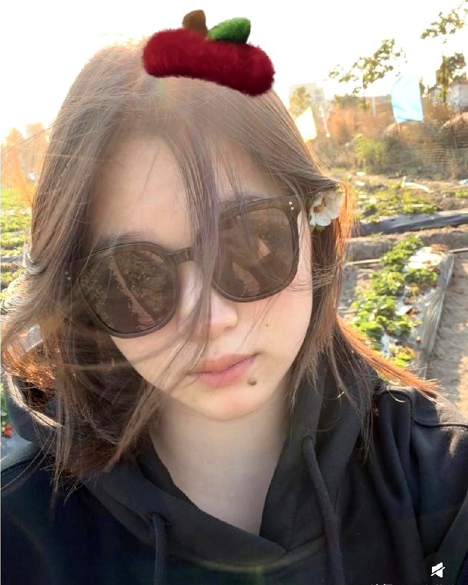 这还是那个跳水“假小子”吗？！全红婵回湛江老家了！11号晚上她自己发视频