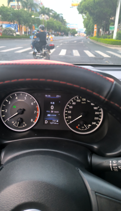 轩逸半年的用车感受【舒适性】没开过多少车，感觉舒适性可以的，毕竟日产大沙发嘛