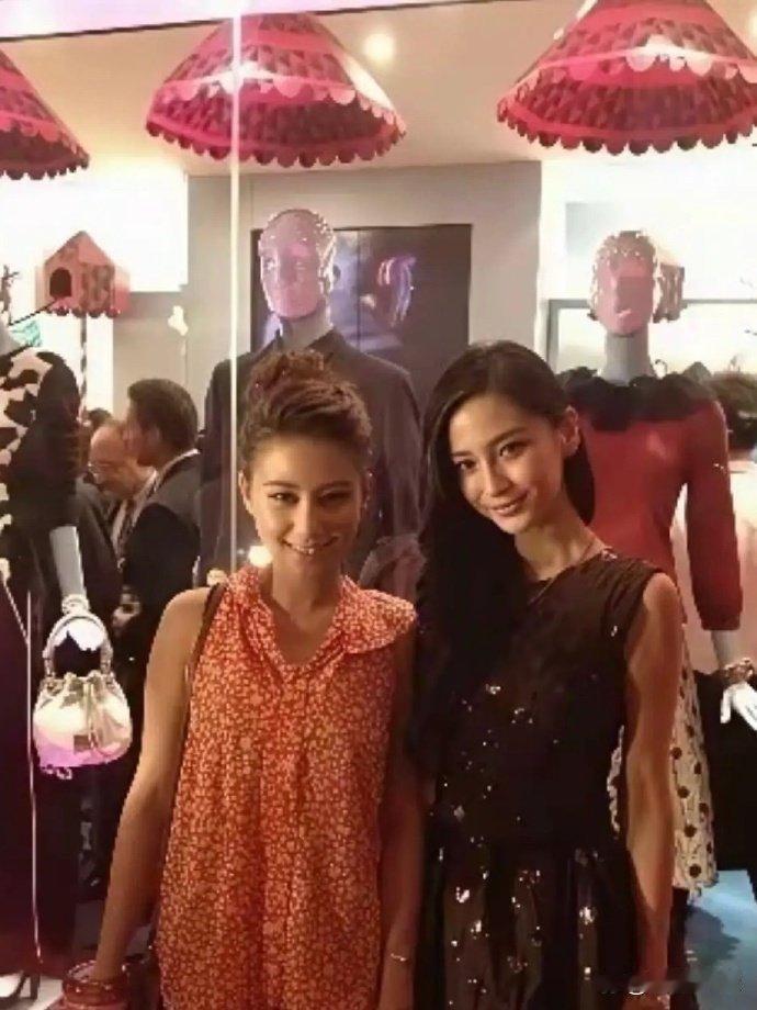 14年前Angelababy和何超莲曾经同框过，那时候是真美啊
