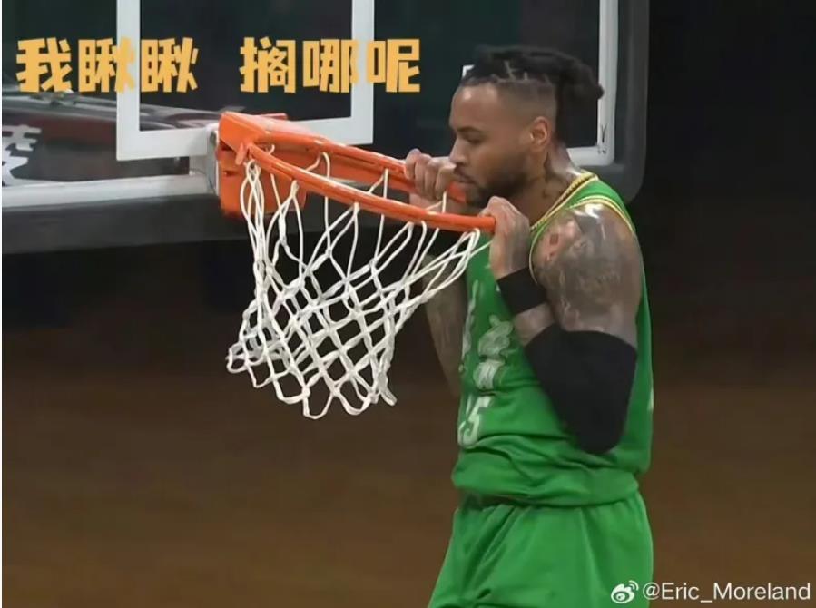 莫兰德赛后第一时间发微博给大家道歉，因为莫兰德在比赛中扣篮后一个挂筐动作被裁判给