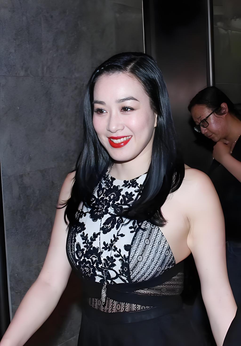 55岁穿个紧身衣跳操怎么了？至于被骂上热搜吗？钟丽缇最近直播带粉丝跳了47分