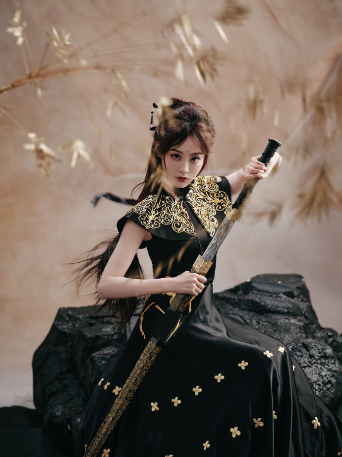 祝绪丹周芷若妆造祝绪丹这周芷若妆造，黑裙金绣造型气场全开，撑伞佩剑太酷了，谁还敢