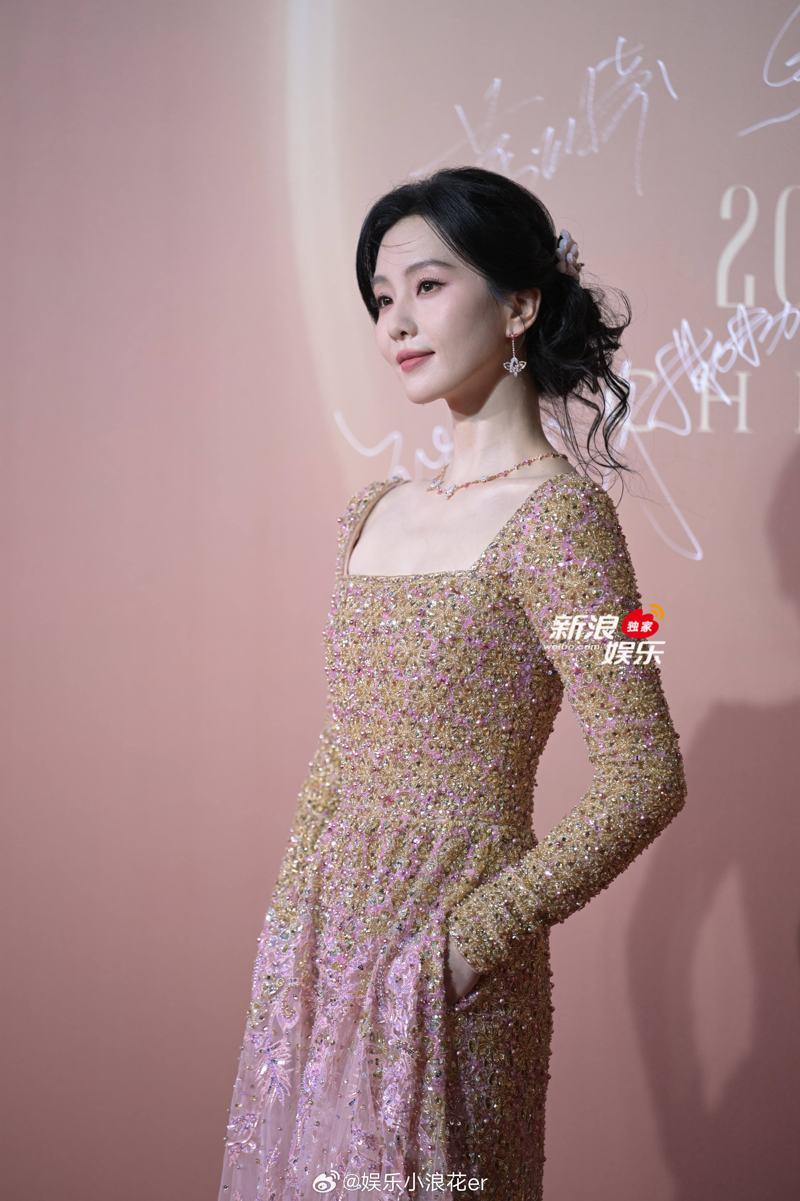 刘诗诗裙子好闪风都偏爱刘诗诗怎么会有这么听话的碎发[哭哭][哭哭]​​​