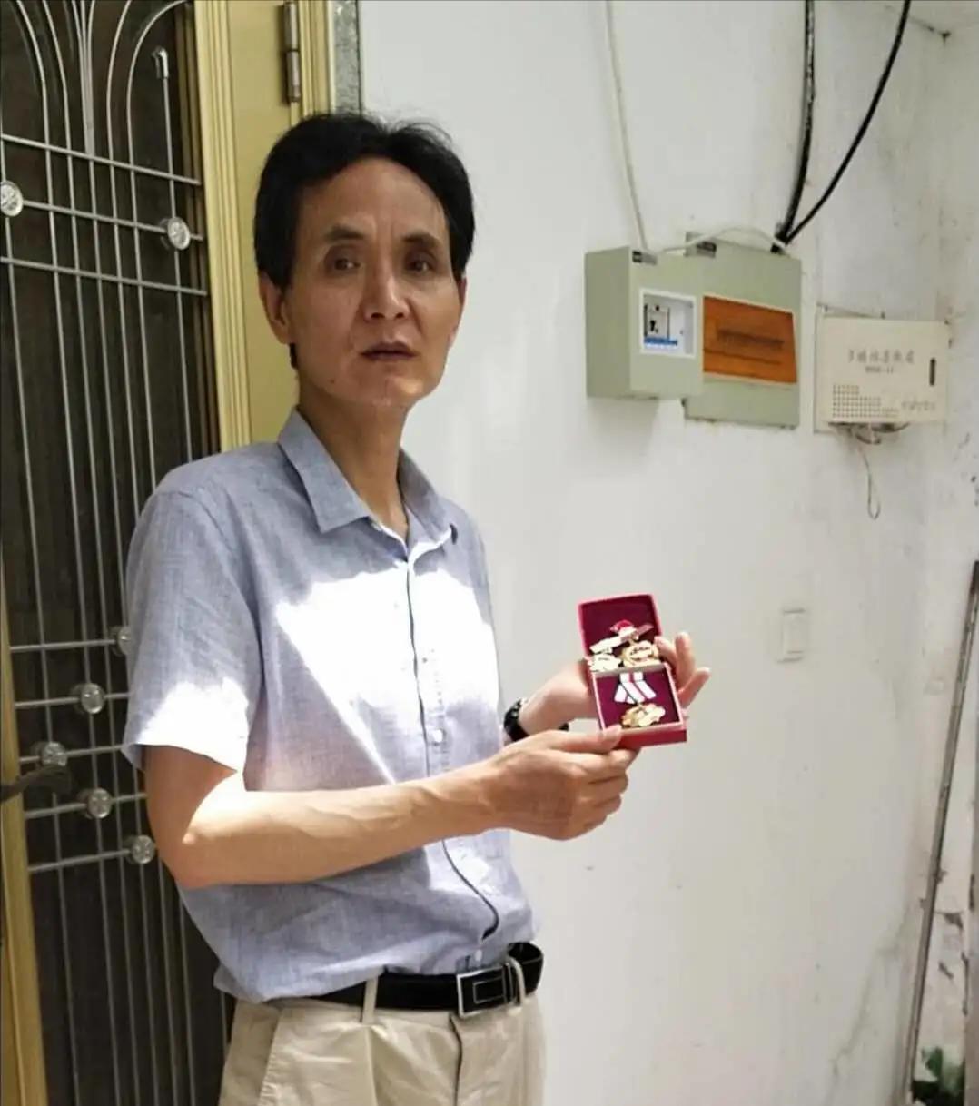 🌞对越自卫反击战一等功臣张长海，潜伏3天3夜，不吃不喝，大小便随身排出。4