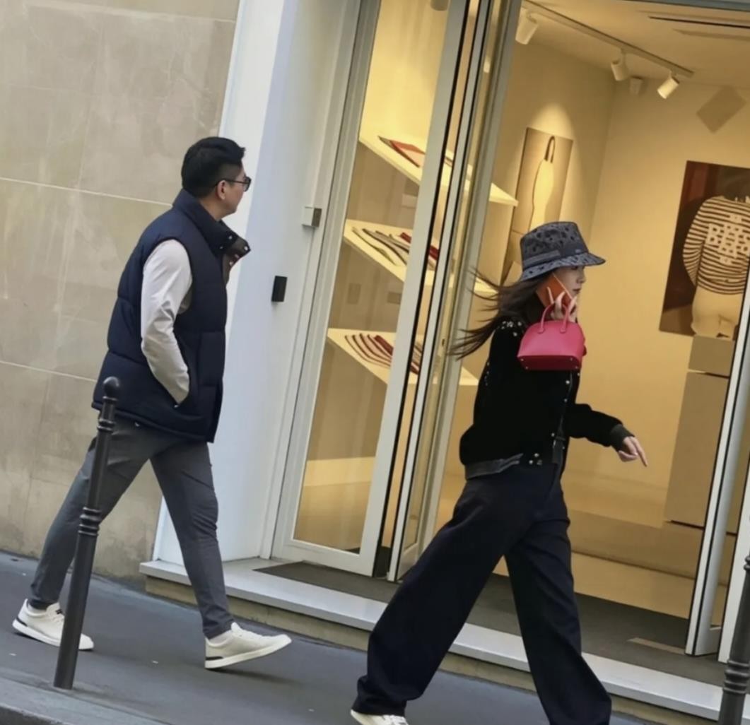巴黎街头，刘强东跟在章泽天身后，墨镜休闲装，双手插兜，没保镖没助理。网友偶遇拍下这一幕，调侃他像“保