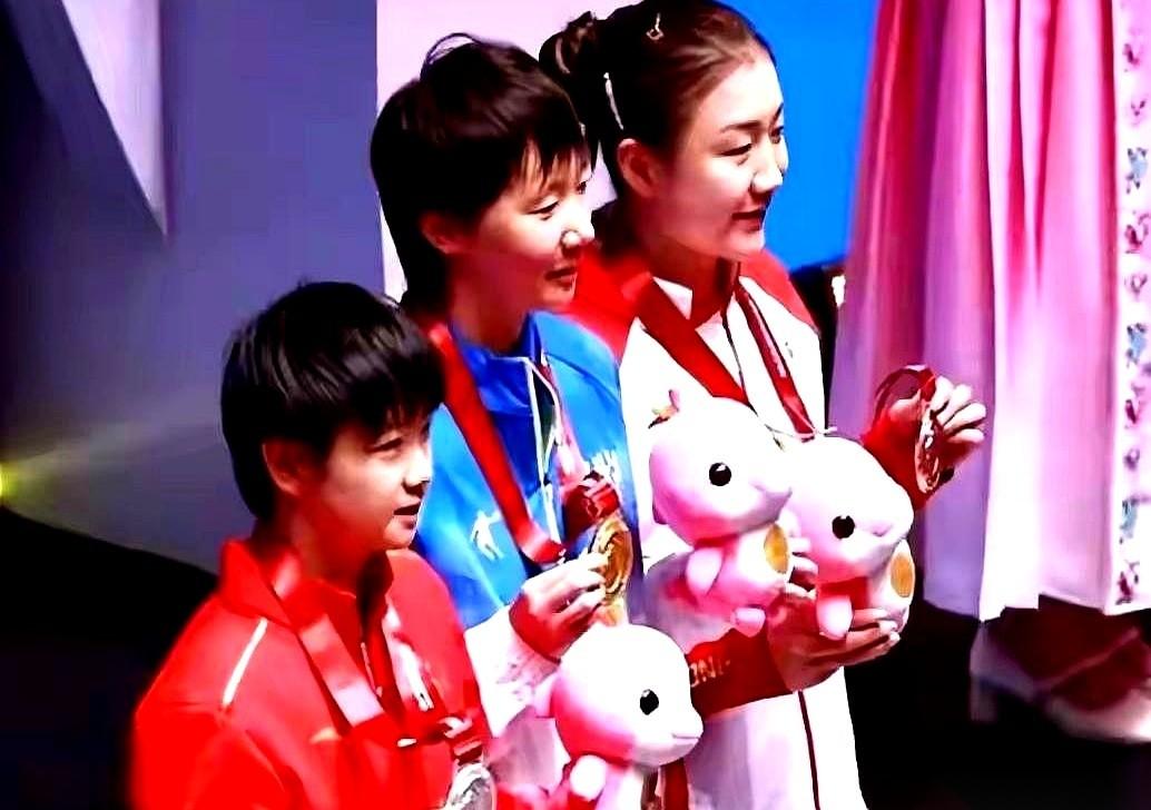 全世界都在研究莎莎，她呢？她在研究桥本。这话听着真带劲，也真扎心。就好像全班