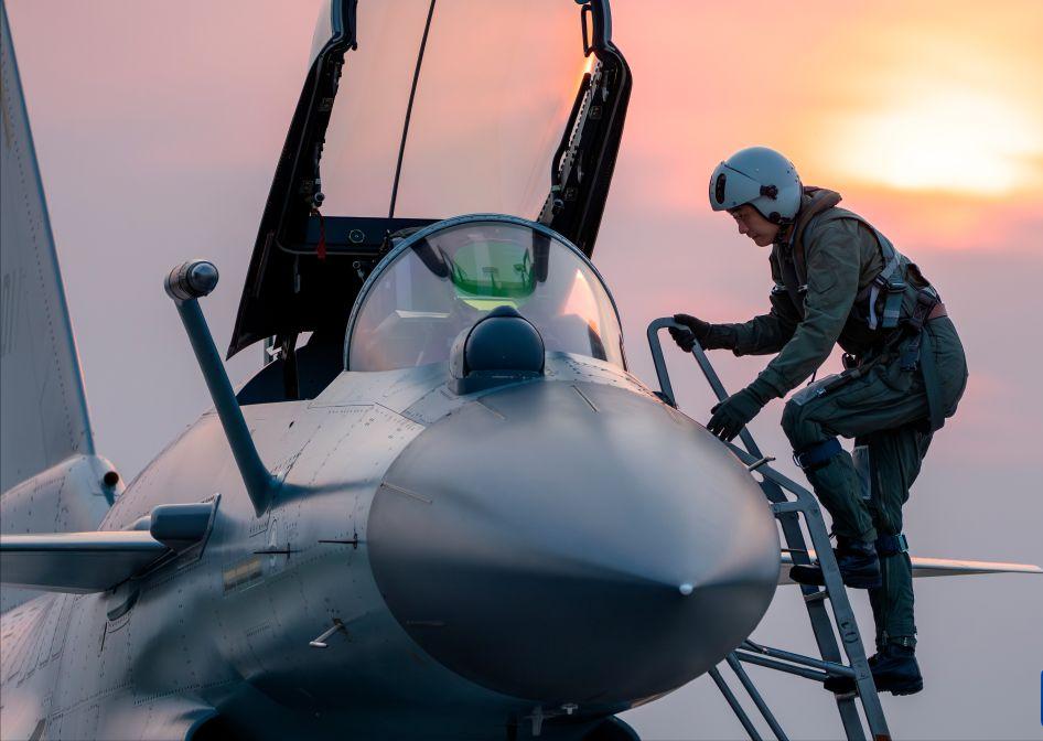 央视罕见用碾压肯定歼-10C驻守成绩，F-35A在东海吃瘪，靠的不是隐身，而是整