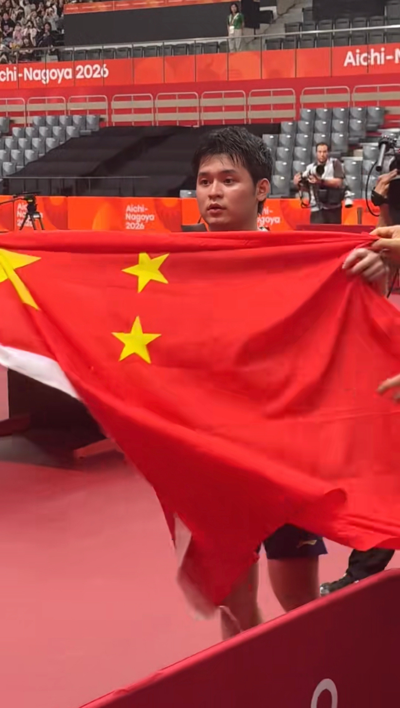 王楚钦vs林诗栋林诗栋举着国旗来找王楚钦，合影时举起小手刚想挥几下，立刻又怯生生