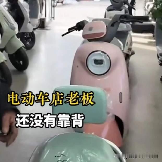 昨天路过小区楼下的电动车店，老板正跟顾客吐槽，语气又无奈又直白：“不是我不想卖便