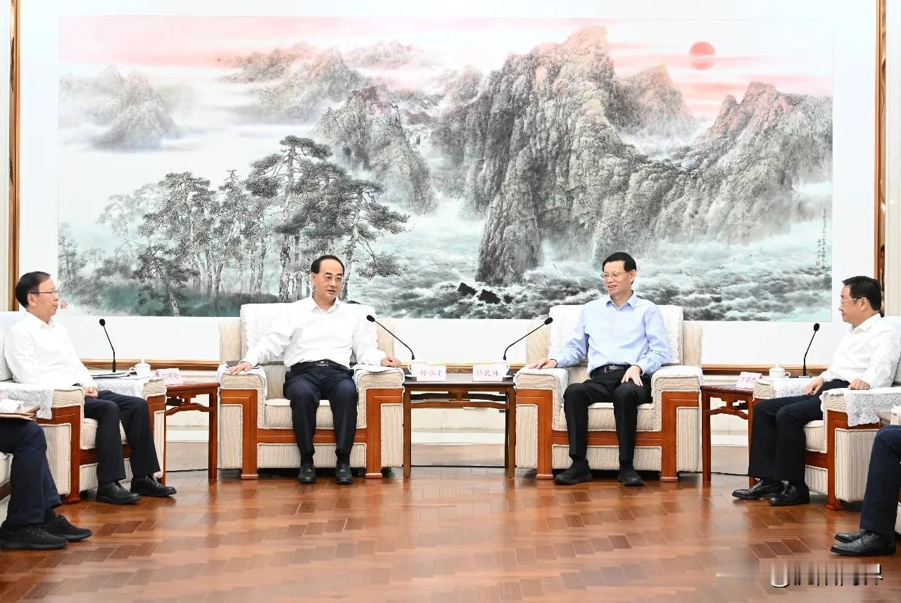 中车集团有限公司董事长到访沈阳中车沈阳公司百年历史最大铁路货车生产企业希