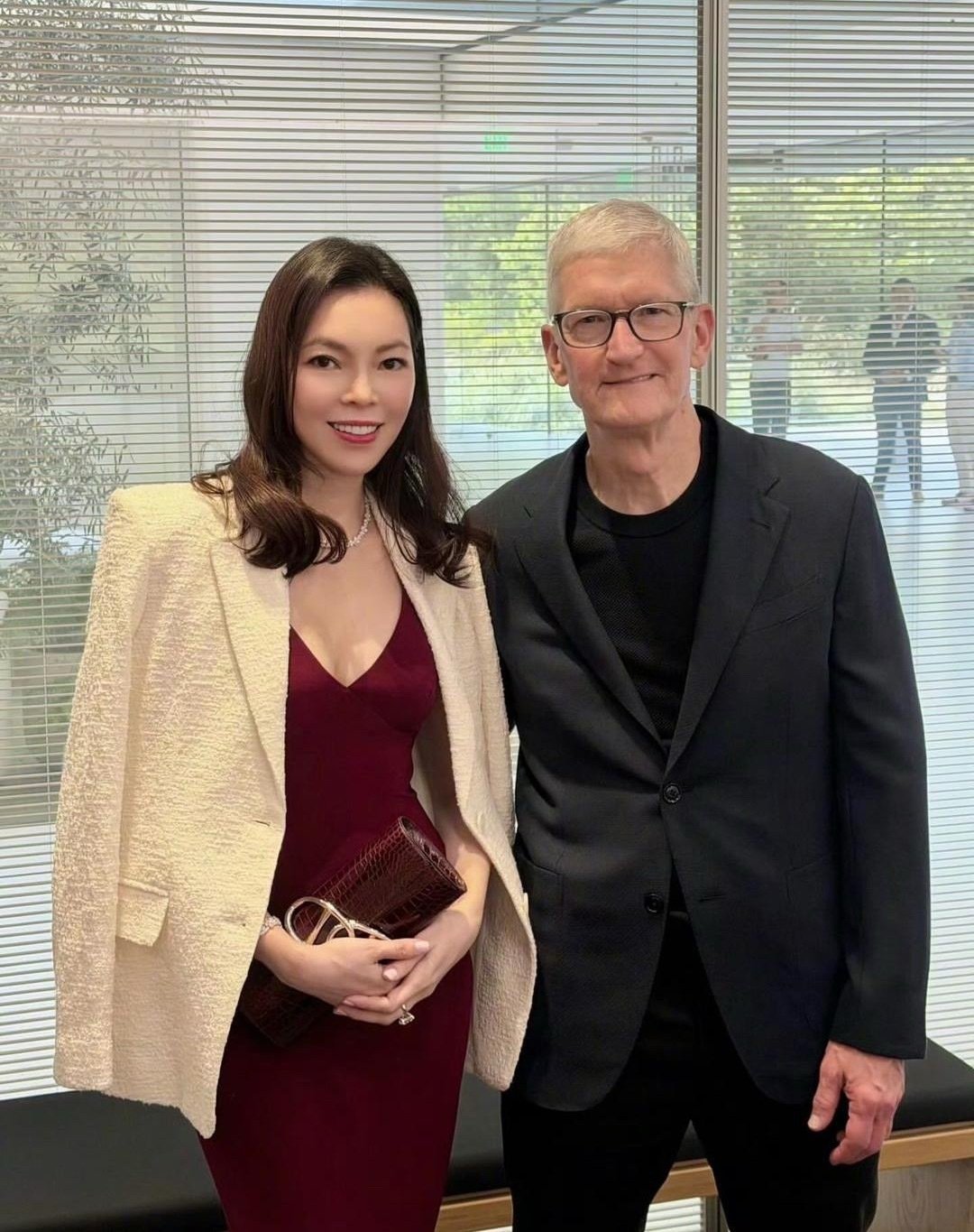 曾馨莹近日分享动态，晒出与丈夫郭台铭一同前往加州ApplePark，出席蒂姆·库克离职晚宴的合照。即