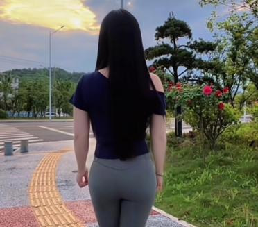 散步在碎石路上，两旁是盛开的玫瑰，心情美美哒！