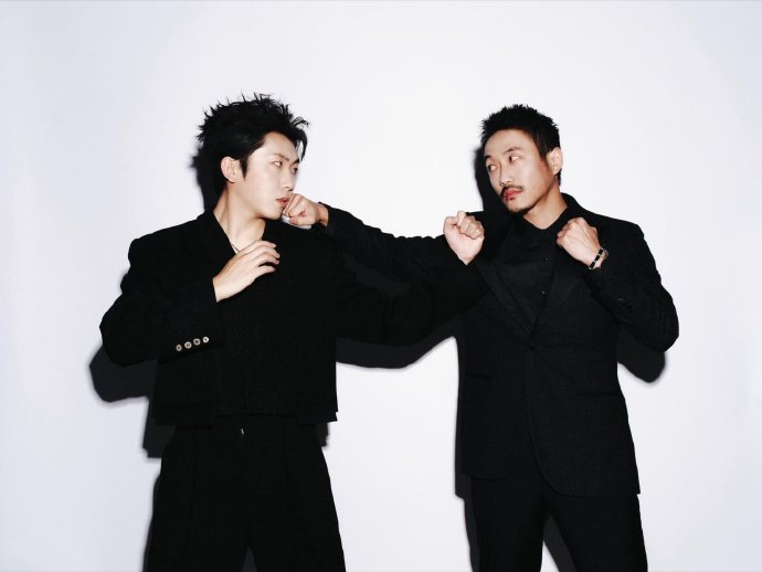 这是什么新奇组合！举着冰杯碰杯也太会玩了，快乐直接溢出屏幕，笑不活了～