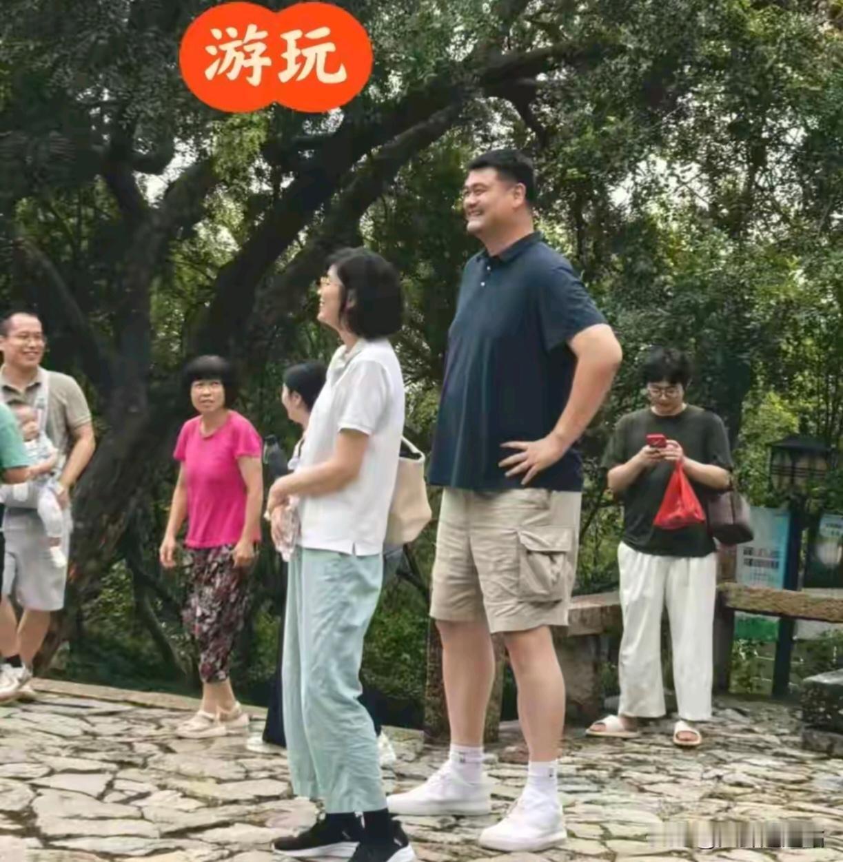 近日有网友在苏州太湖偶遇姚明一家出游画面温馨有爱姚明身姿挺拔看上去比以前更